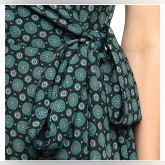 ✨⚡️💥 TORY BURCH Ruffle Wrap Black Batik Medallion Dress NWT - Picture 5 of 9